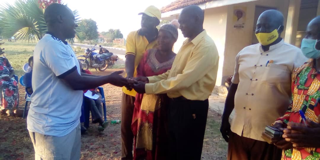 The district stakeholders handing over the money to beneficiaries